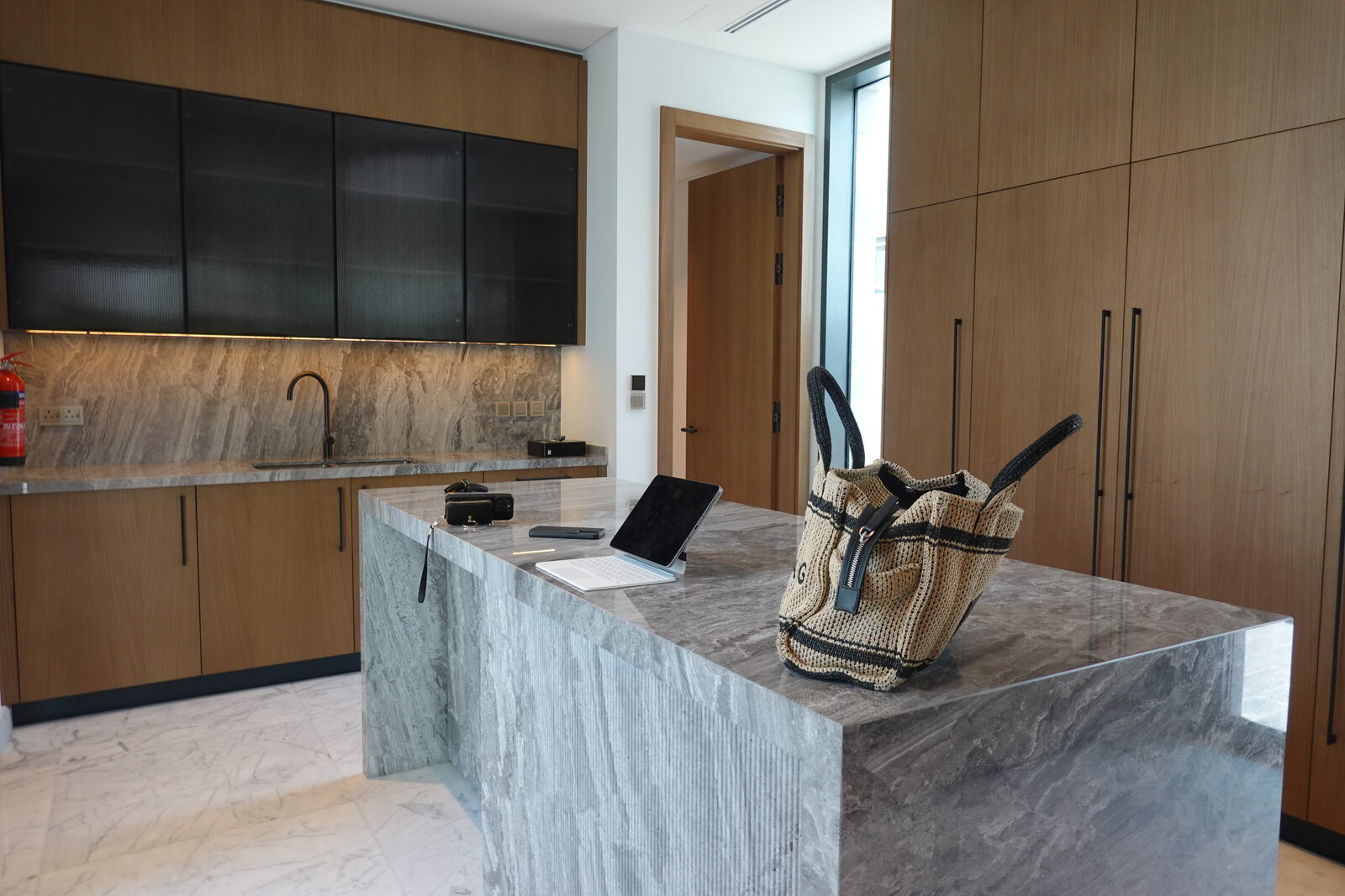 The kitchen in oak & marble